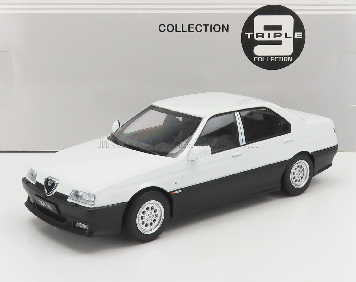 トリプル9 1/18 アルファロメオ 164 Q4 1994 (ホワイト) ALFA ROMEO - 164 Q4 1994 - BLACK INTERIOR - WHITE | Vroomi
