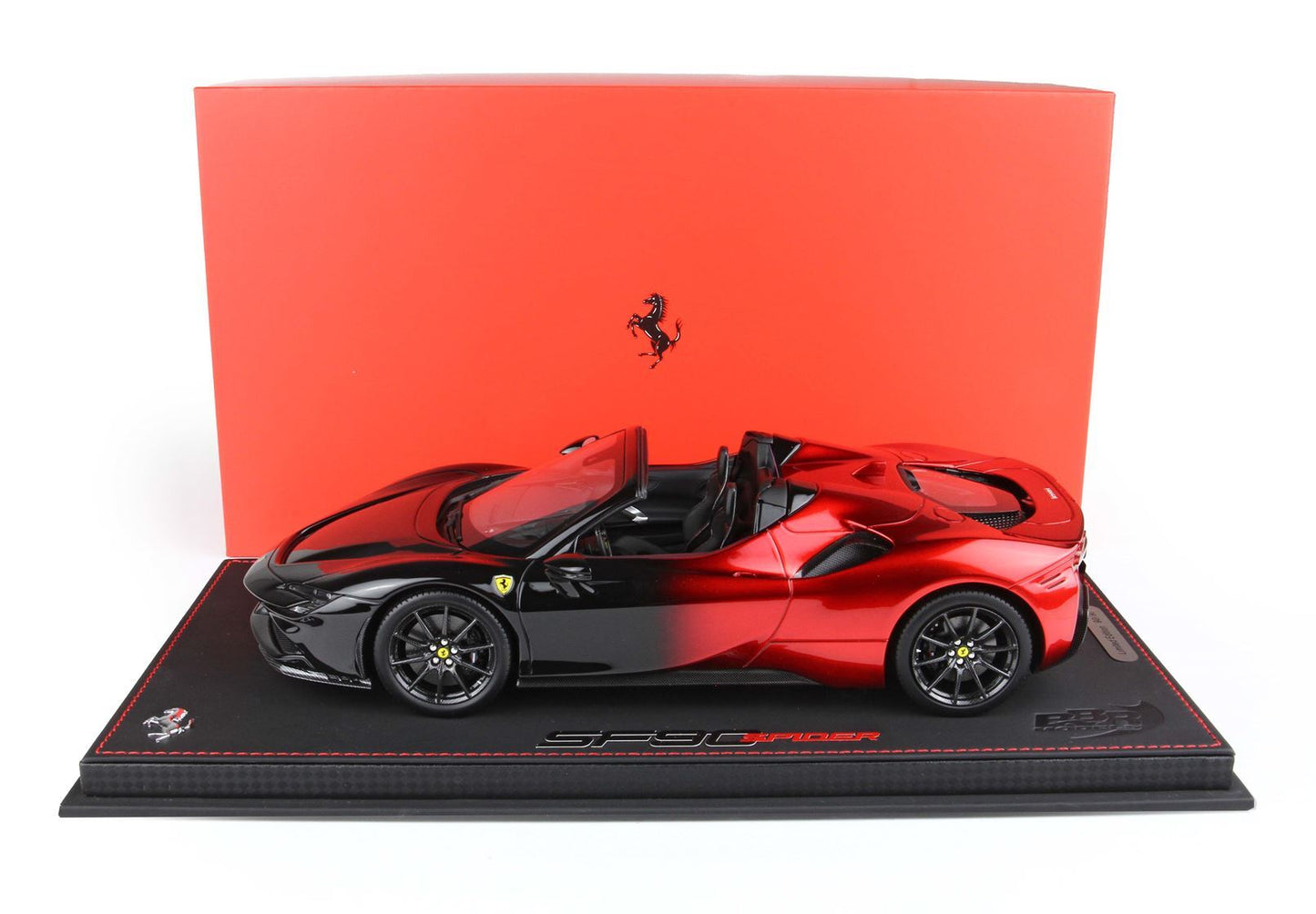 FERRARI SF90 SPIDER ROSSO MAGMA E NERO - Vroomi