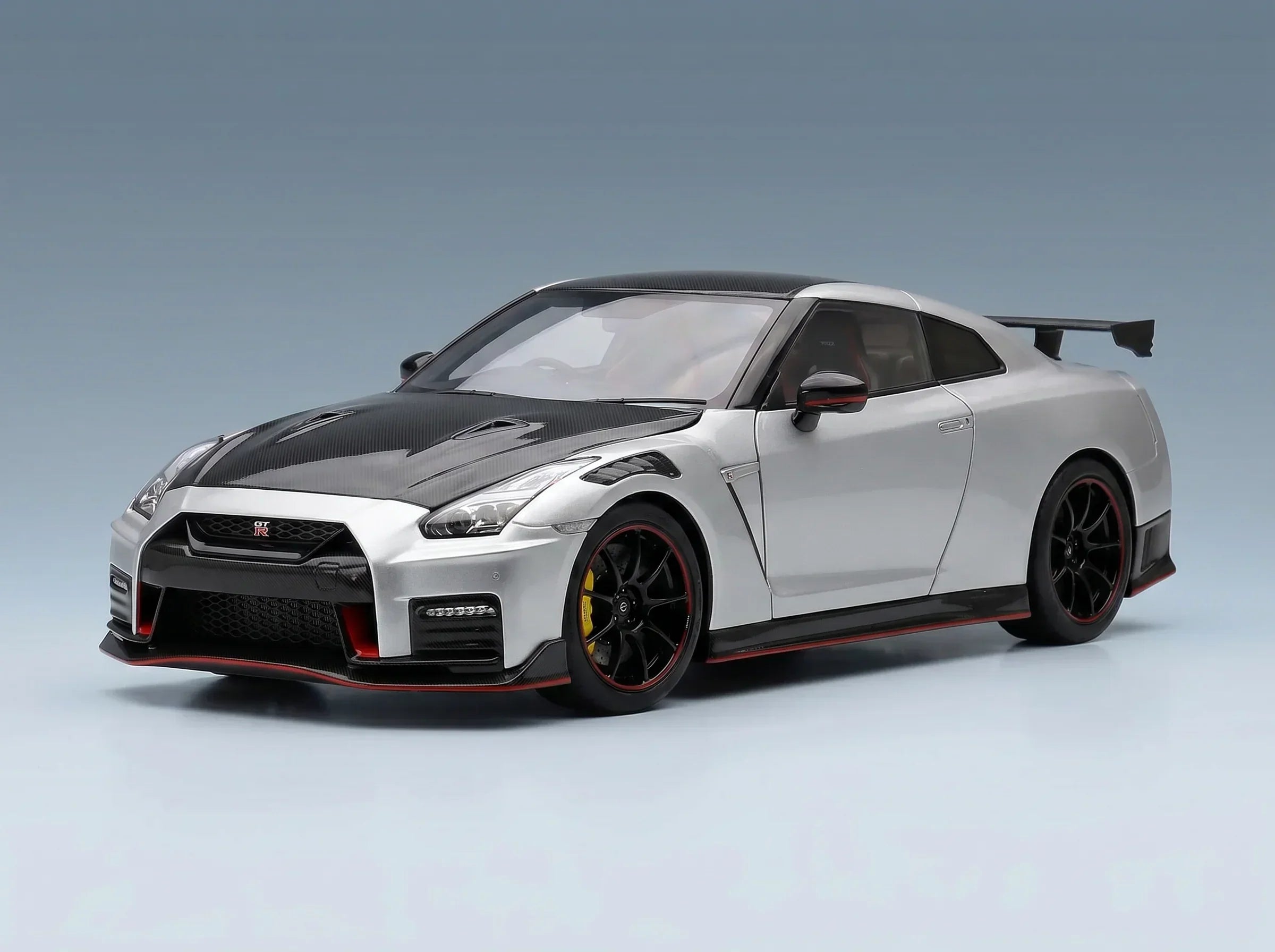 NISSAN - GT-R (R35) NISMO COUPE 2022 - SILVER CARBON | Vroomi