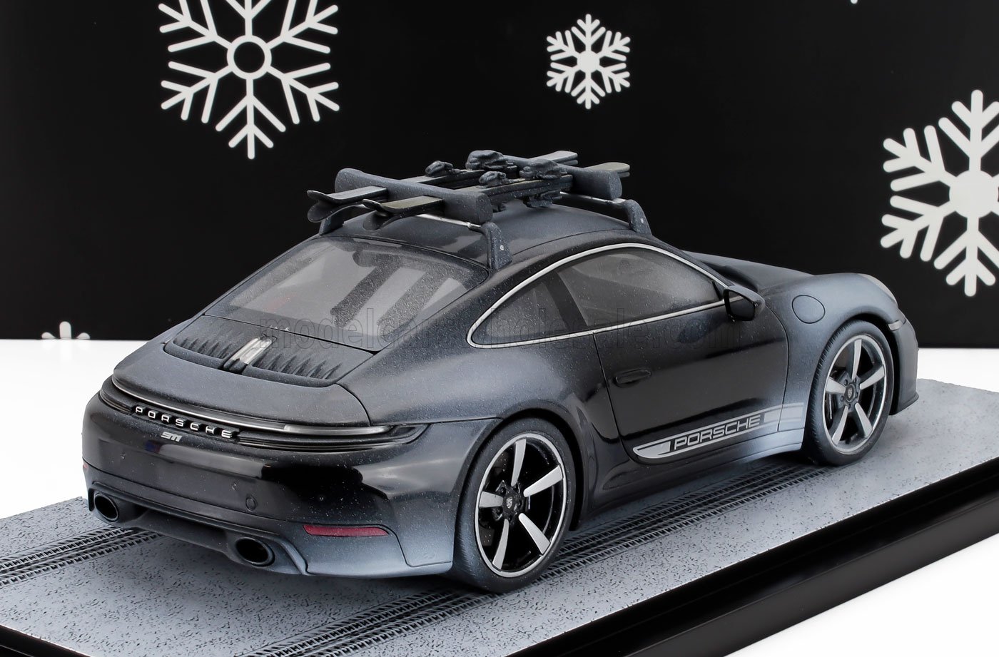 PORSCHE - 911 992-2 CARRERA S COUPE 2024 - CHRISTMAS EDITION 2025 AVEC EFFET SKI ET NEIGE - CON VETRINA - AVEC VITRINE - NOIR