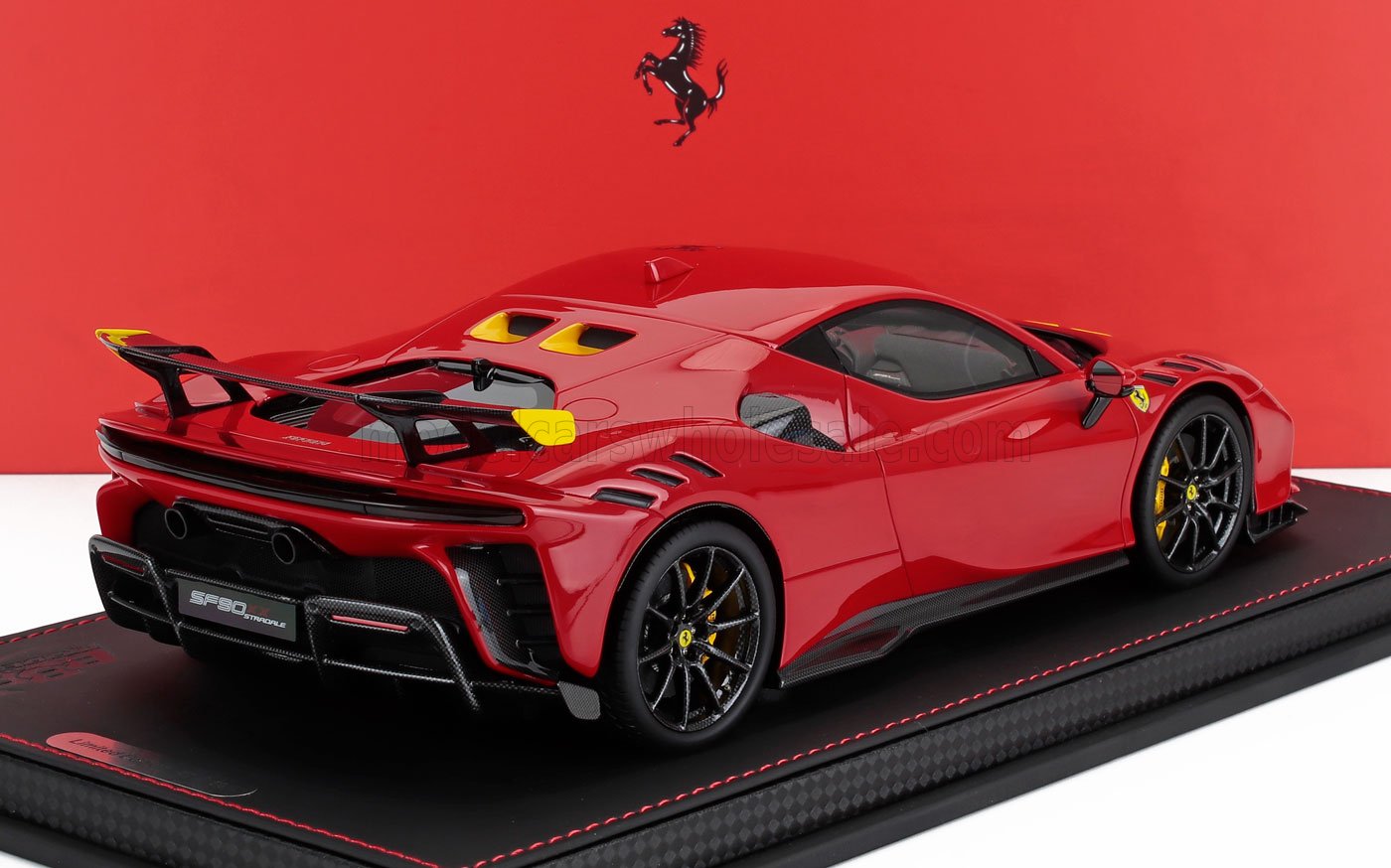 FERRARI - SF90 XX STRADALE 2024 - CON VETRINA - AVEC VITRINE - ROSSO CORSA - ROUGE JAUNE