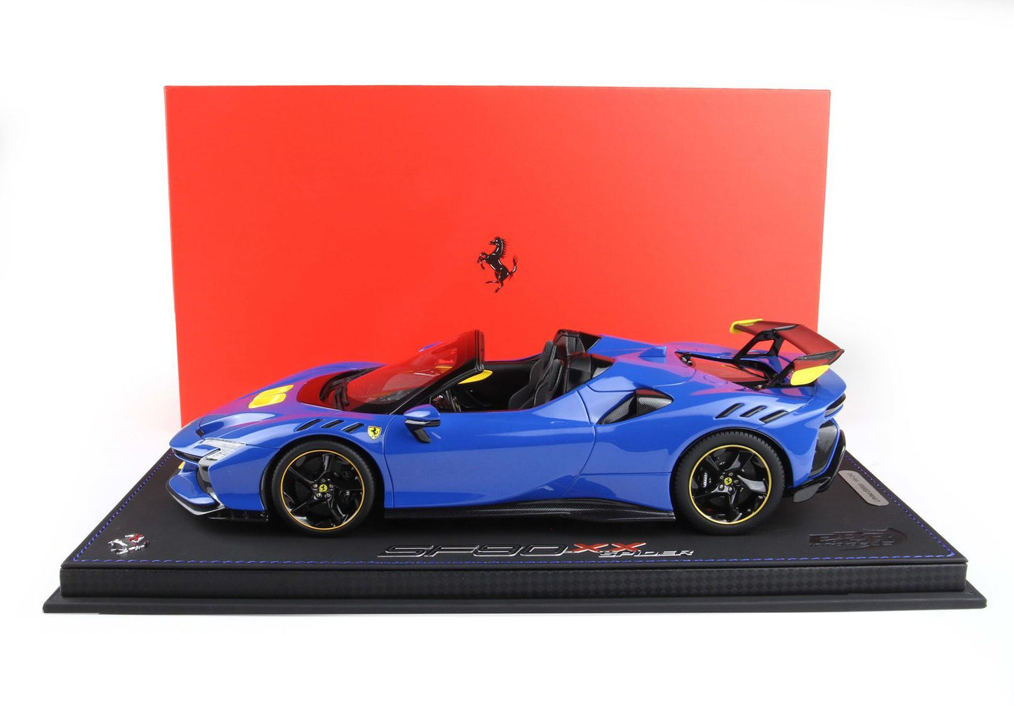 FERRARI SF90 XX SPIDER AZZURRO DINO E GIALLO - Vroomi