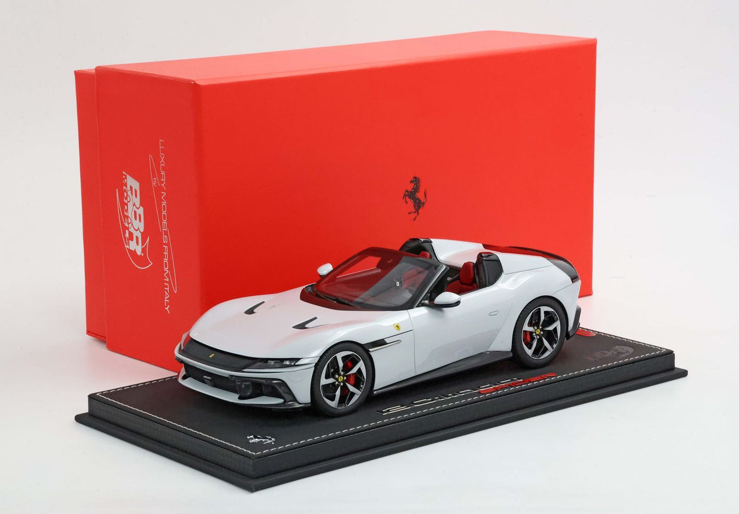 FERRARI 12 CYLINDRES SPIDER BLANC ARCTIQUE - JANTES NOIRES BRILLANTES ET ARGENTÉES - Vroomi