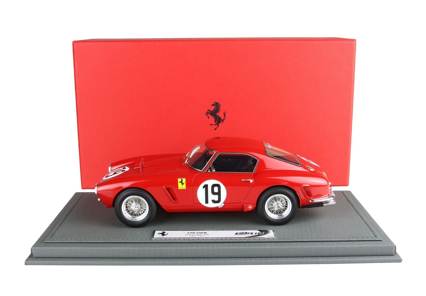 Modellino di Ferrari 250 SWB rossa con il numero 19 su base espositiva, offerto da Vroomi.