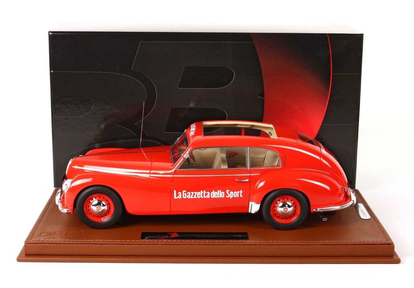 Modellino d'auto vintage rosso La Gazzetta dello Sport su base marrone con scatola nera e rossa, disponibile su Vroomi