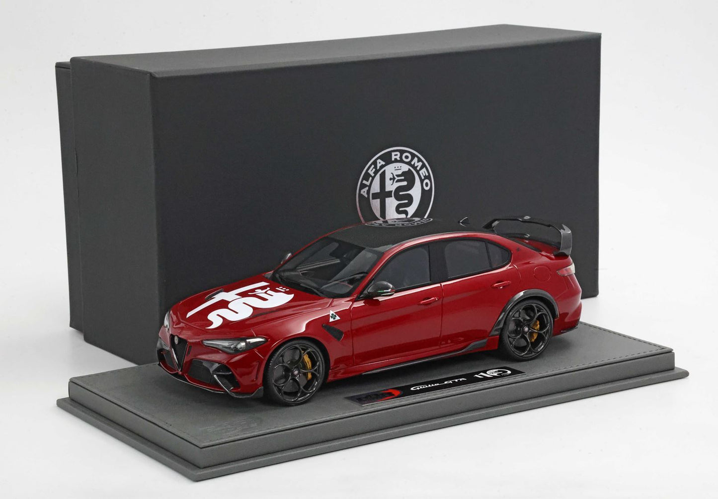 ALFA ROMEO GIULIA GTA SPECIALE ROSSO COMPETIZIONE - LOGO ALFA ROMEO E SPOILER POSTERIORE - Vroomi