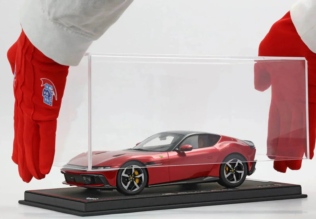 Ferrari-Modellauto in Rot in einer Vitrine, Sammlerstück erhältlich in einem Fachgeschäft für hochwertige Automodelle