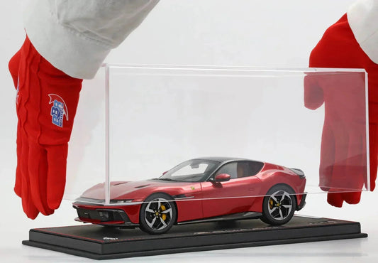 Maqueta de coche Ferrari en vitrina roja, artículo de colección disponible en una tienda especializada en réplicas de coches de lujo