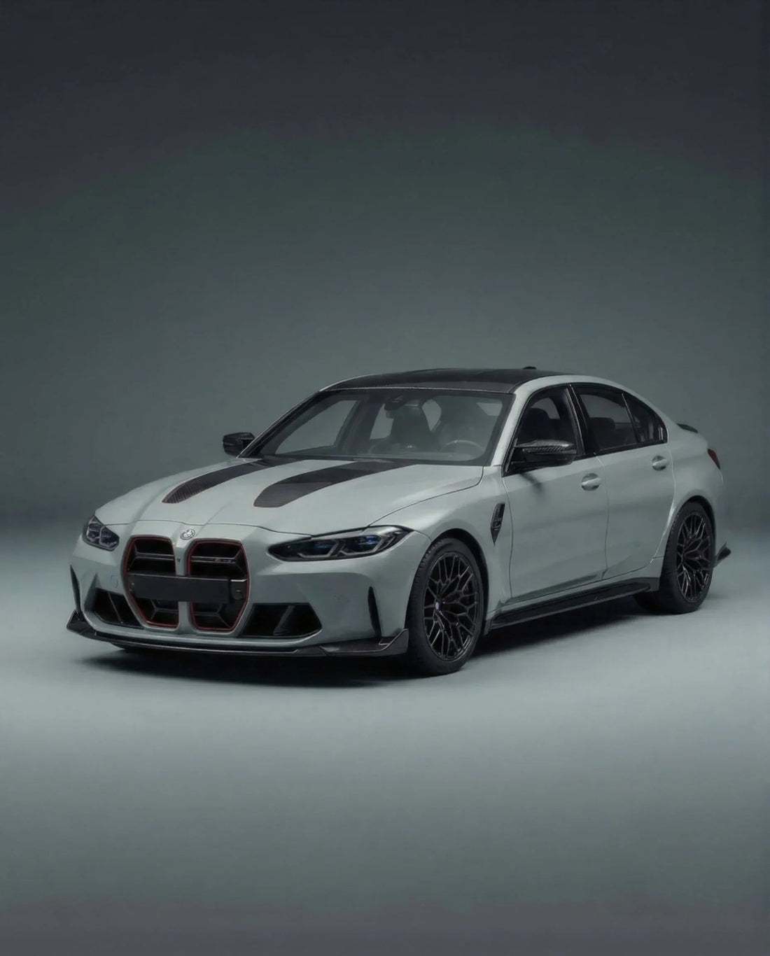 Modellauto BMW M3 G80 in Silber mit schwarzen Akzenten, online gefundenes Sammlerstück