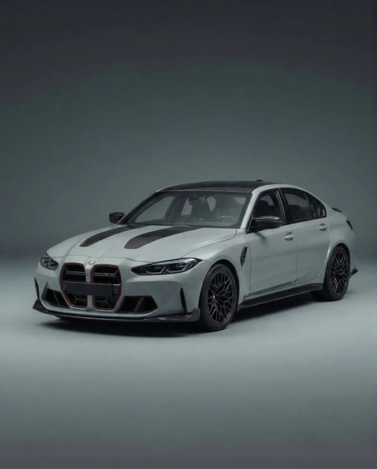 Maqueta de coche BMW M3 G80 en color plateado con detalles en negro, réplica de colección encontrada en Internet