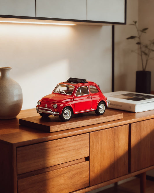 Maquete do Fiat 500 vermelho exposta sobre uma mesa, peça de coleção disponível na nossa loja