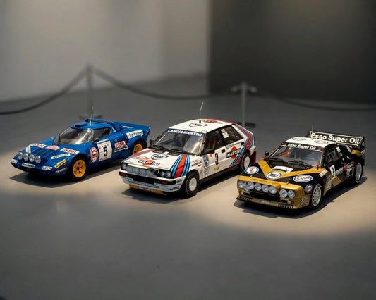 Schaalmodel van de Lancia Rally Trio, uitgevoerd in raceliveries, online verkrijgbaar als verzamelobject