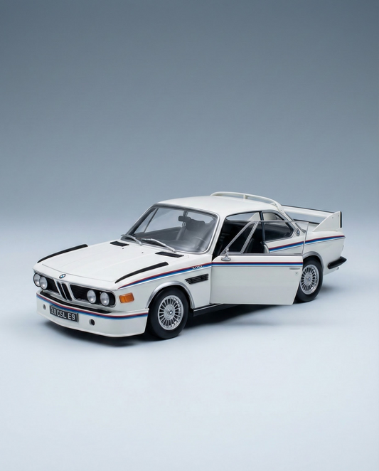 Modellino in scala di una BMW 3.0 CSL bianca con portiera aperta e strisce da corsa, in vendita su Vroomi.