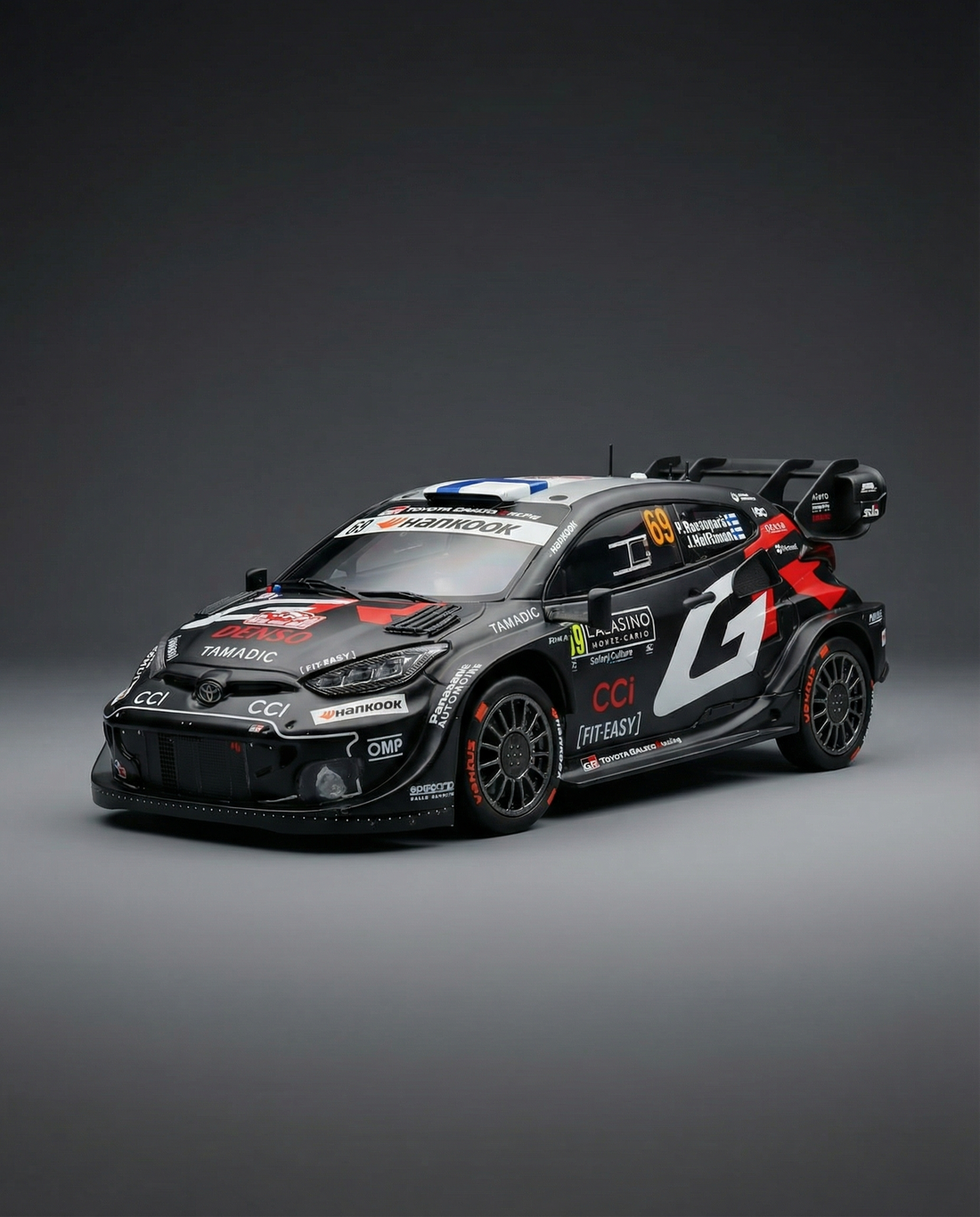 Die-castmodel van een Toyota-rallyauto op schaal 1:18 in zwart en rood, verzamelobject online verkrijgbaar