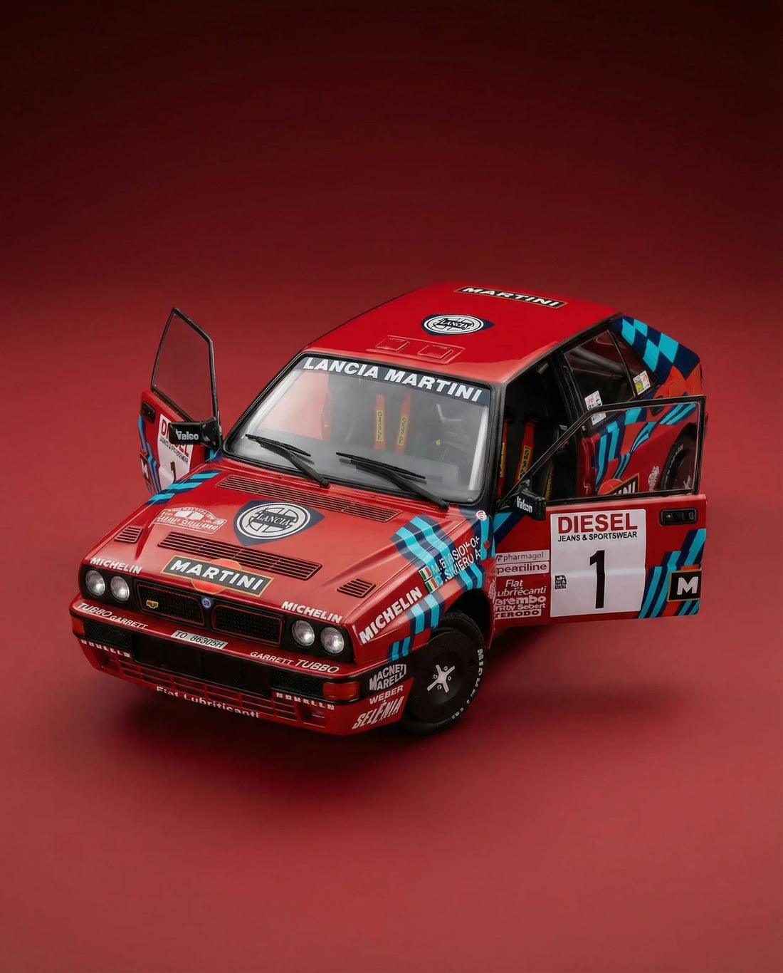 Modellauto Lancia Delta Integrale in Rallye-Rot mit Martini-Lackierung, Türen lassen sich öffnen, online für Sammler erhältlich
