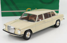 MERCEDES BENZ - 230 (W114) LANG LIMUSINA, volante a la izquierda, 1970 - BLANCO. Maqueta de coche en Vroomi