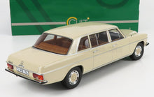 MERCEDES BENZ - 230 (W114) LANG LIMUSINA, volante a la izquierda, 1970 - BLANCO. Maqueta de coche en Vroomi