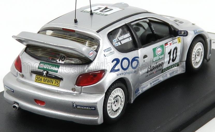 Voiture miniature Peugeot 206 WRC argent avec décalcomanies de course, sur socle noir — Vroomi