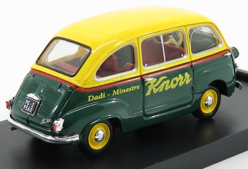 Voiture miniature verte et jaune aux couleurs Knorr présentée sur socle noir, Vroomi