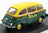 Voiture miniature verte et jaune aux couleurs Knorr présentée sur socle noir, Vroomi
