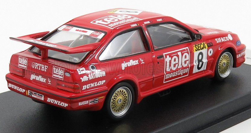 Voiture miniature Ford Sierra RS500 rouge avec décalcomanies de course, présentée sur socle noir — Vroomi