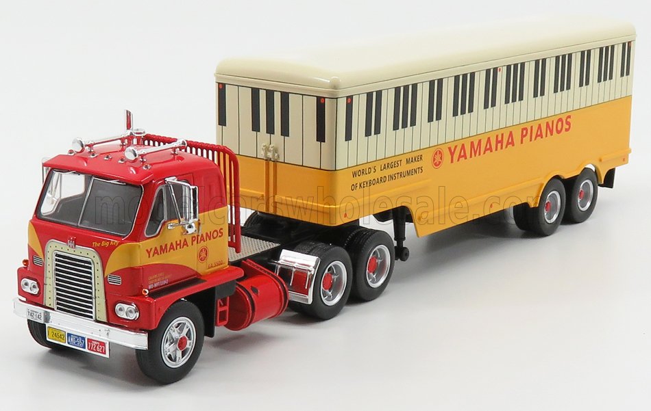 INTERNATIONAL  DCOF-405 CAMIÓN DE 3 EJES CON PIANOS YAMAHA DE 1959 - ROJO, AMARILLO Y BLANCO. Maqueta de coche en Vroomi