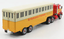 INTERNATIONAL  DCOF-405 CAMIÓN DE 3 EJES CON PIANOS YAMAHA DE 1959 - ROJO, AMARILLO Y BLANCO. Maqueta de coche en Vroomi