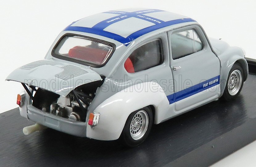 Voiture miniature Fiat Abarth blanche et bleue avec capot ouvert, exposée sur socle noir — Vroomi
