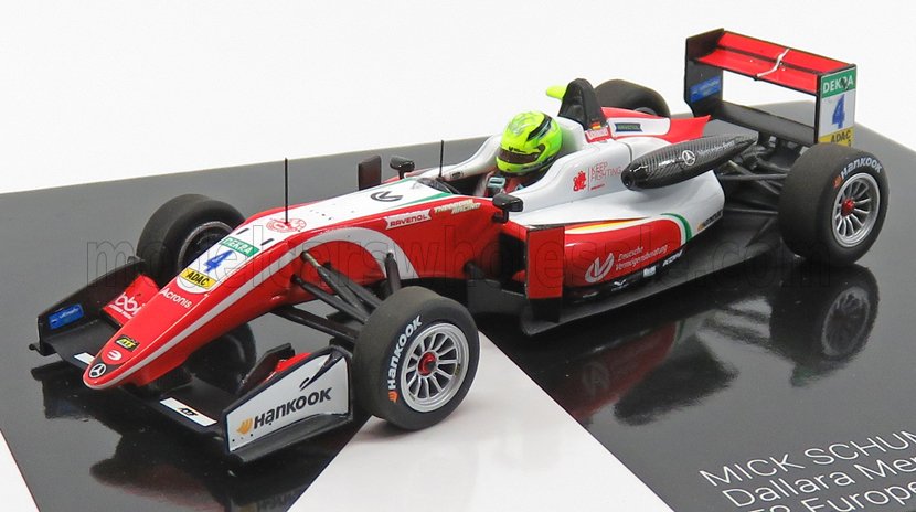 Voiture miniature de course rouge et blanche avec casque pilote, présentée sur socle brillant — Vroomi