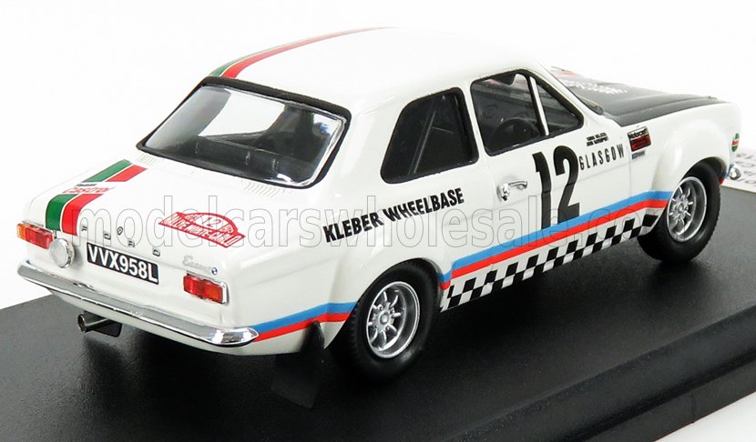 Modelo de carro de rali Ford Escort em metal fundido à escala 1/18, com pintura de competição, já disponível para colecionadores.