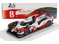 Modellino dell'auto da corsa Toyota TS050 Hybrid rossa, bianca e nera con decalcomanie sponsor dettagliate, vincitrice alle 24h di Le Mans 2020 con il team Toyota Gazoo Racing