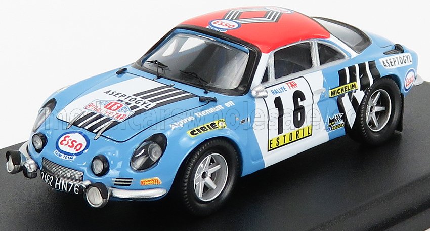 Voiture miniature Alpine A110 bleue et rouge avec décalcomanies de course, présentée sur socle noir — Vroomi