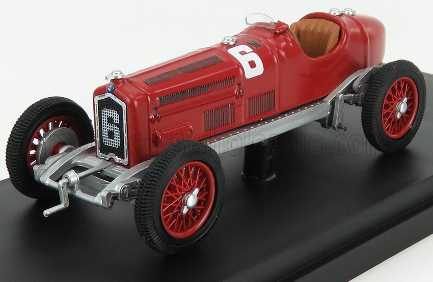 Voiture miniature de course vintage rouge avec le numéro 6, présentée sur socle noir — Vroomi