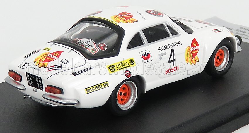 Voiture miniature blanche avec décalques de course et roues oranges, présentée sur socle noir — Vroomi