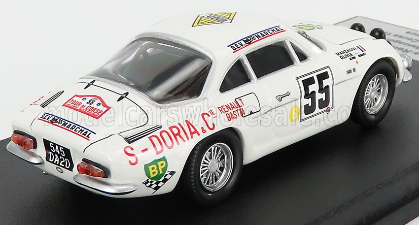 Voiture miniature 1:43 blanche avec décalcomanies de course, numéro 55, exposée sur socle noir — Vroomi
