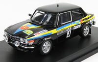 Coche a escala Saab 99 Turbo negro con decoración Castrol, expuesto en Vroomi para coleccionistas