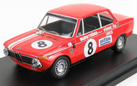 Rotes BMW 2002-Modellauto mit Rennaufklebern, präsentiert auf schwarzem Sockel — Vroomi