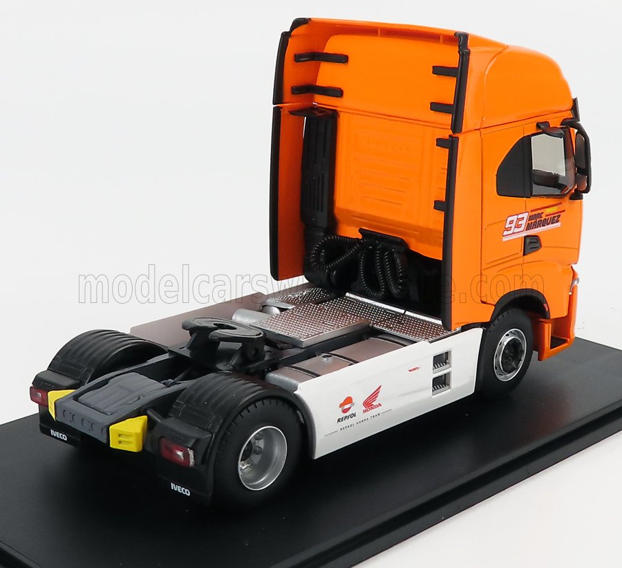 IVECO FIAT - Camião-trator S-WAY de 2 eixos da equipa Honda HRC n.º 93 de Marc Márquez 2019 - Laranja - Modelo em escala no Vroomi
