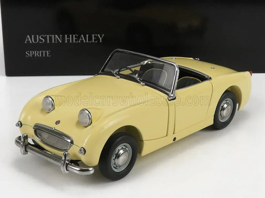 Maqueta a escala del Austin Healey Sprite en color crema de Vroomi, descapotable clásico con detalles cromados e interior negro