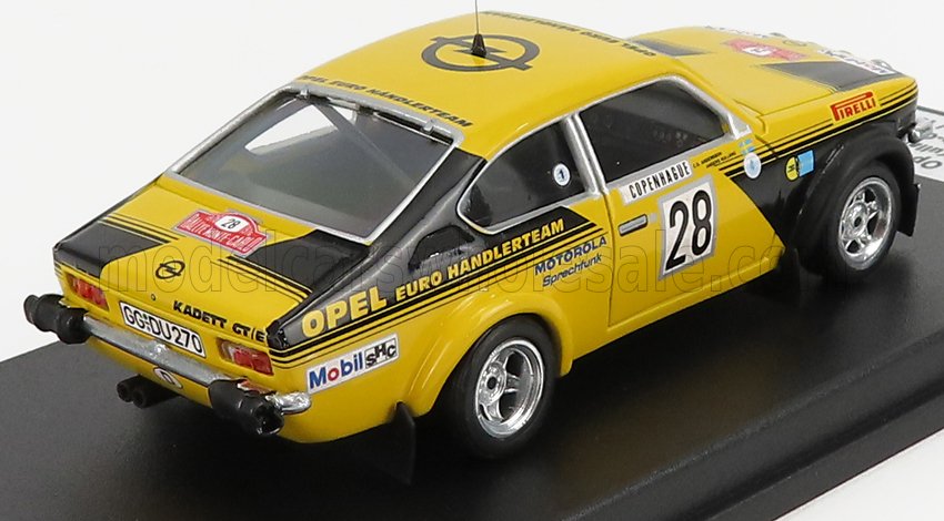 Voiture miniature Opel Kadett GT/E jaune avec décalcomanies de course, présentée sur socle noir chez Vroomi