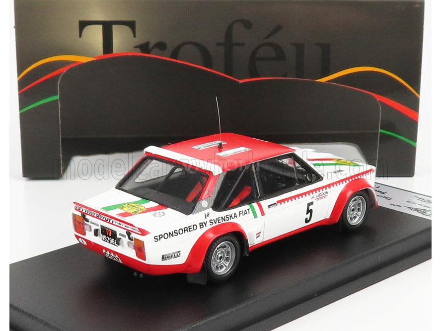 Miniature à l'échelle de la Fiat 131 Abarth de rallye en rouge et blanc avec le numéro 5 et décalcomanies Svenska Fiat du Rallye de Suède 1977