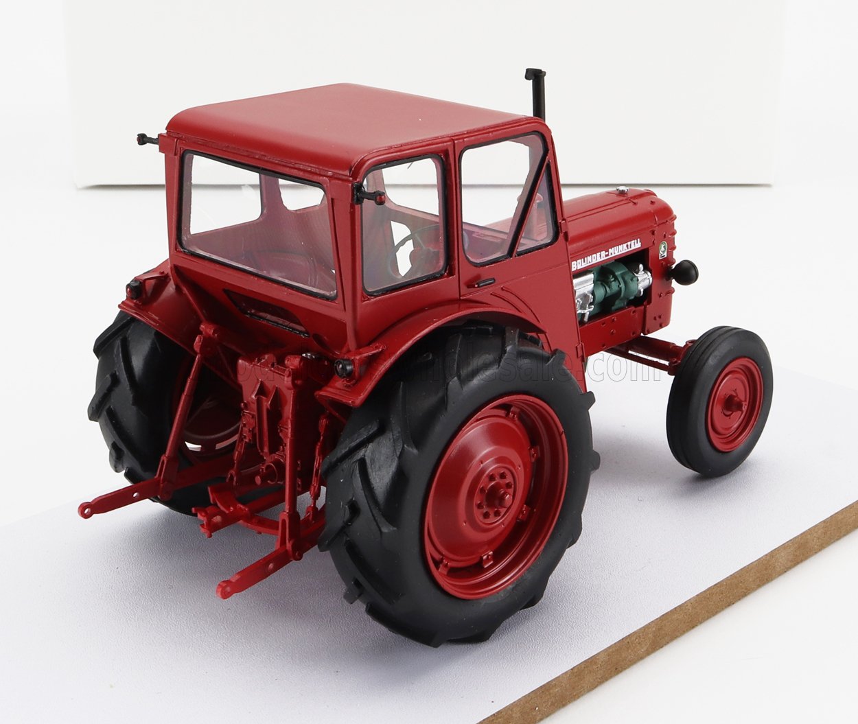 Modellino di trattore rosso con ruote posteriori e cabina super dettagliate, disponibile nel negozio per collezionisti Vroomi.