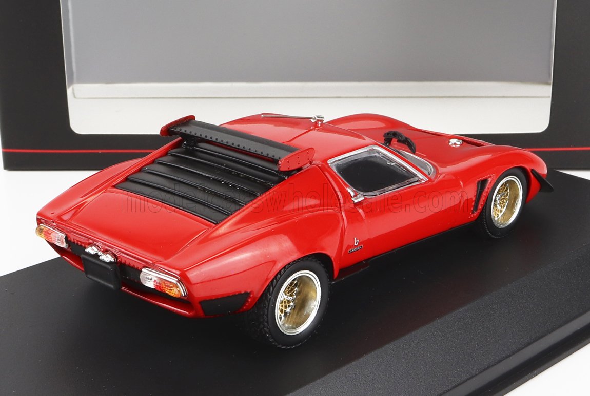 Voiture miniature rouge avec jantes dorées et aileron arrière, présentée sur socle noir chez Vroomi