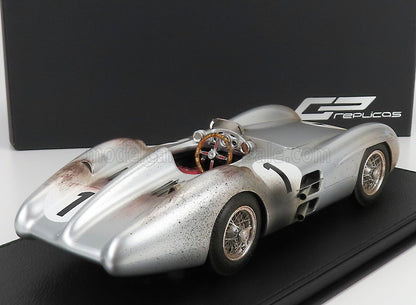 MERCEDES BENZ - F1  W196R STREAMLINERS N 1 POLE POSITION AND 4th BRITISH GP (DIRTY VERSION) JUAN MANUEL FANGIO 1954 WORLD CHAMPION - CON VETRINA - WITH SHOWCASE - SILVER