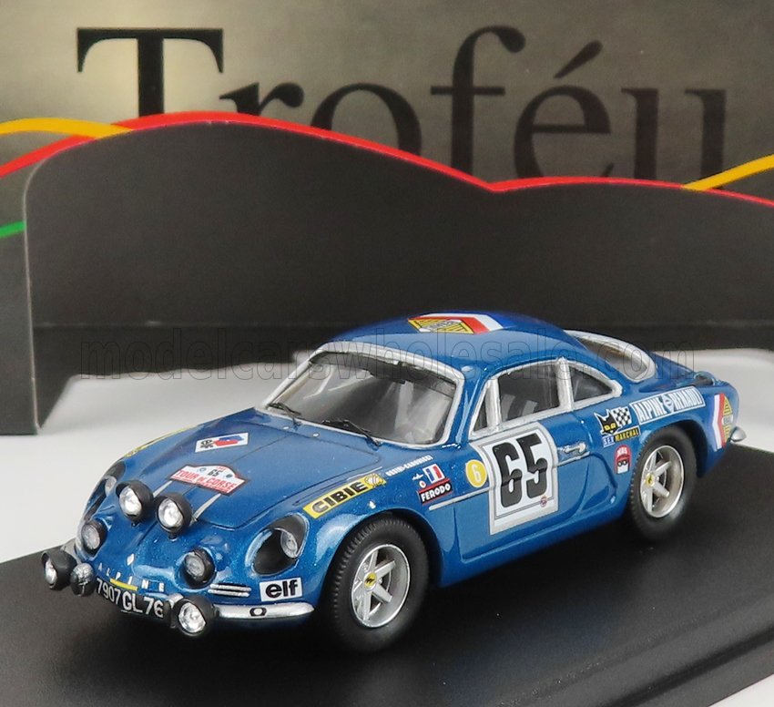 Voiture miniature 1:43 bleue, numéro de course #65, présentée chez Vroomi — idéale pour les collectionneurs et passionnés de motorsport.