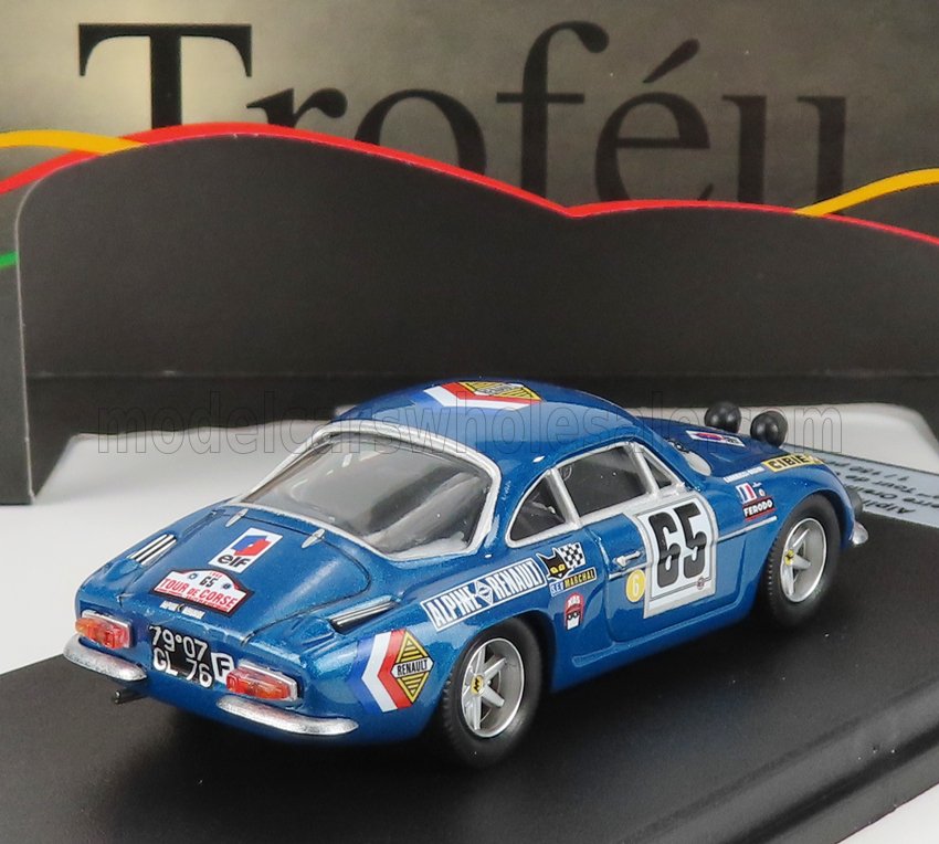 Voiture miniature Alpine Renault bleue avec décalcomanies de course, exposée sur présentoir de collection Vroomi