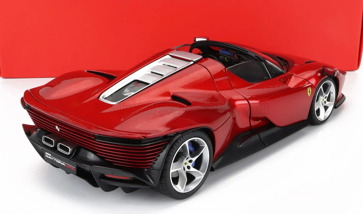 Coche a escala Ferrari Daytona SP3 rojo de Vroomi, con diseño elegante y vista trasera detallada