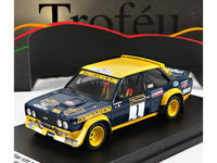 Réplica a escala detallada del Fiat 131 Abarth de rally en azul y amarillo con decoración de carreras y logotipos de patrocinadores sobre peana negra