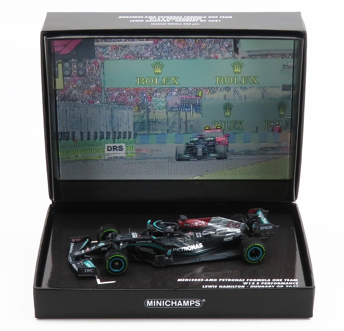 MERCEDES GP | F1 W12 TEAM AMG PETRONAS N 44 - ALLEIN AUF DEM STARTPLATZ - 2. GP VON UNGARN (MIT REGENEFFEKT) 2021 LEWIS HAMILTON