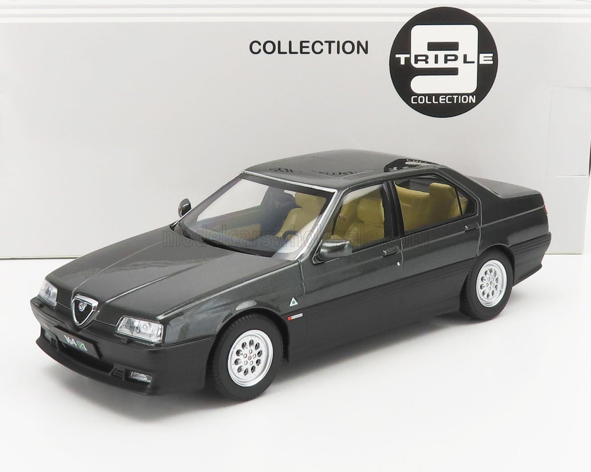 Voiture miniature Alfa Romeo 164 Q4 noire de la Triple 9 Collection, avec intérieur beige, exposée sur Vroomi